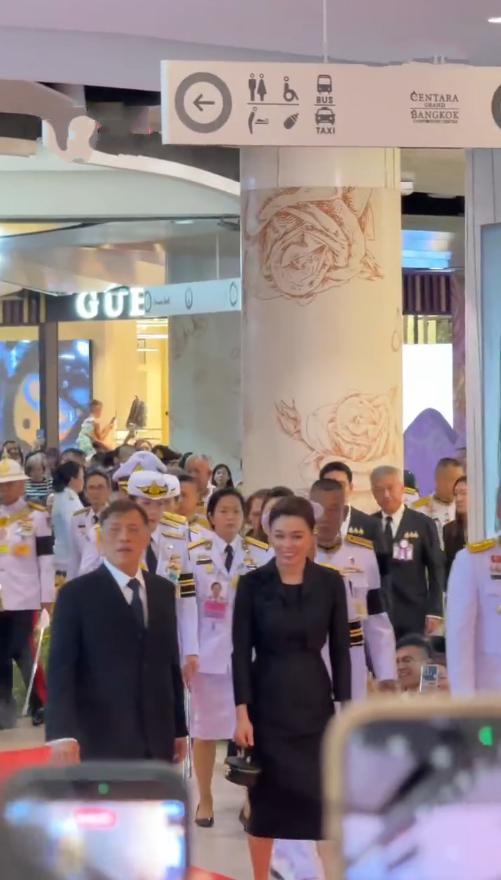 泰王夫妇公开场合亮相，人气好高呀！8月1日，泰国国王同王后出席皇室项目剪彩仪式，