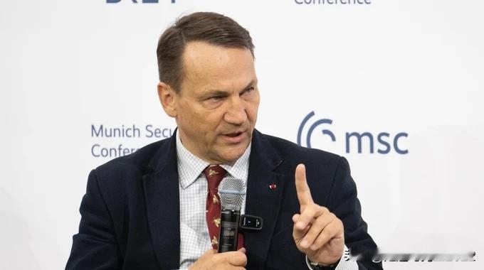 西科尔斯基呼吁马斯克应该飞往火星在马斯克呼吁欧盟“解散”后，波兰外交部长