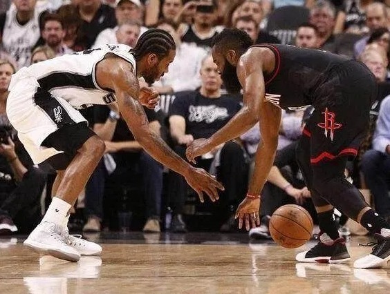 杰伦-布朗认为联盟中某些球员会得到裁判的“特殊照顾”。布朗说道：“我做的事情跟