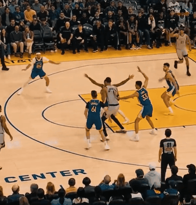 这个球也就文班亚马才能进了吧！起跳的时候，双脚在合理冲撞区之外，并且被对手扑