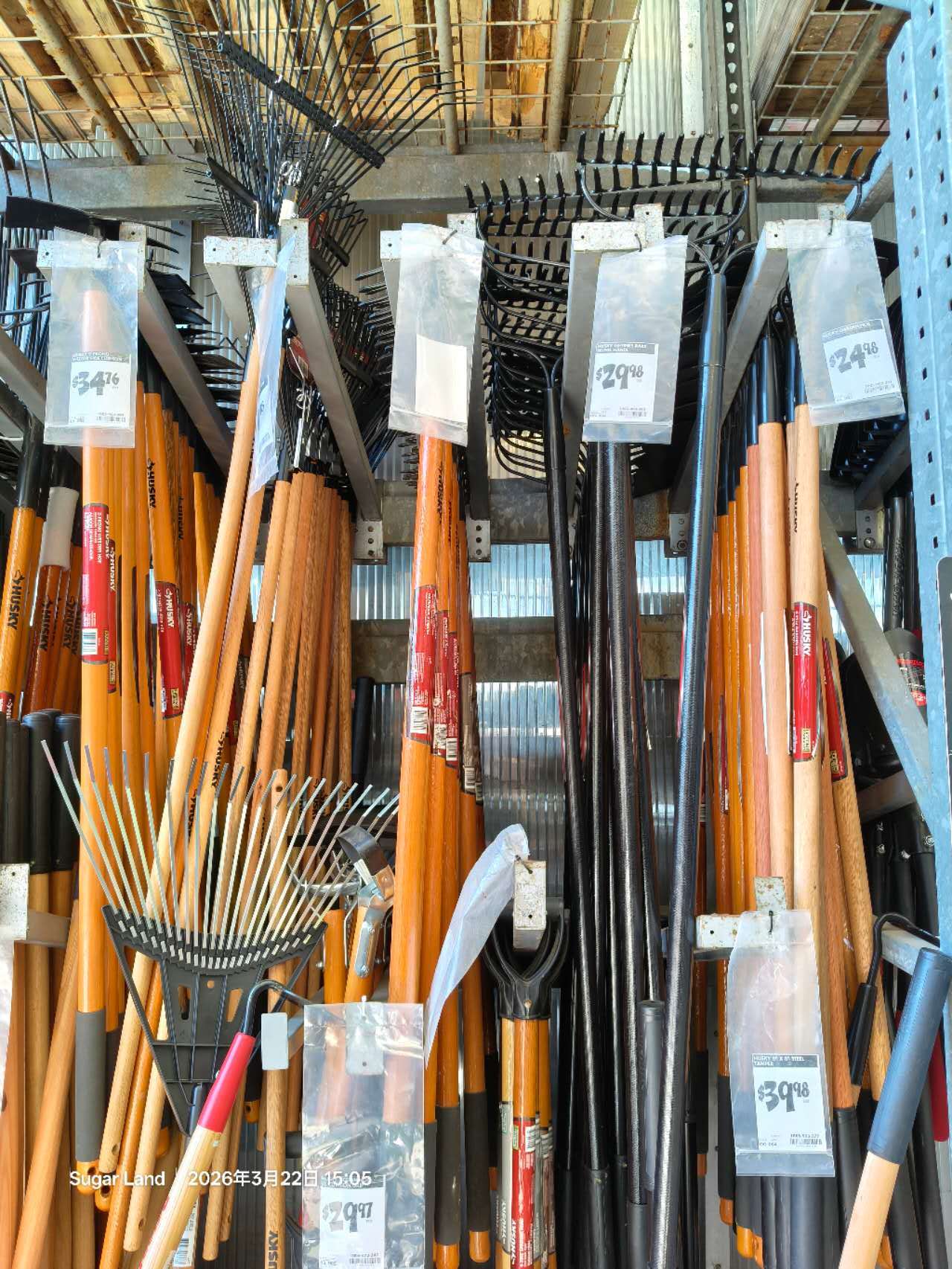 老夏在美国出差，去五金店逛了一圈，看到各种工具，我说有一定概率是河北滦南生产的，