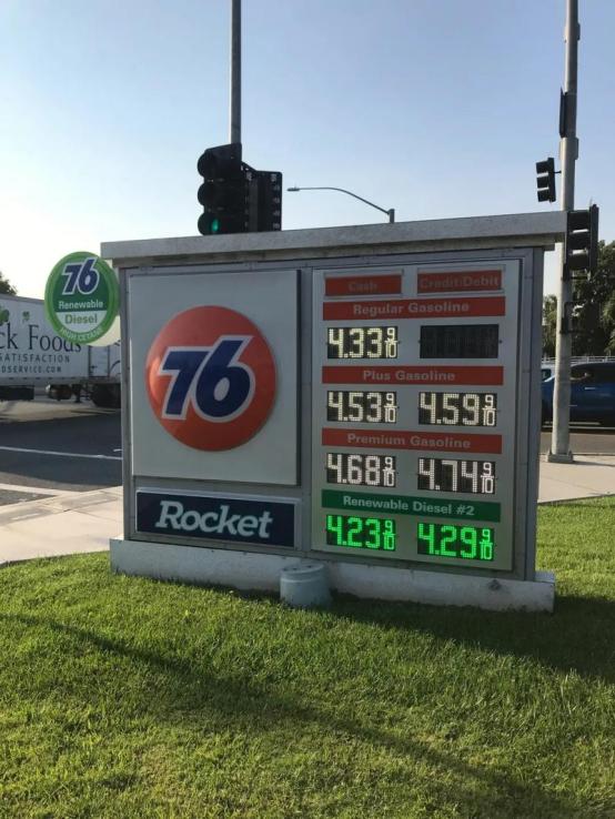 谁敢信，美国宁可违反自家规定，也要强行卖一款夏天禁售的汽油，钱包彻底扛不住了，放