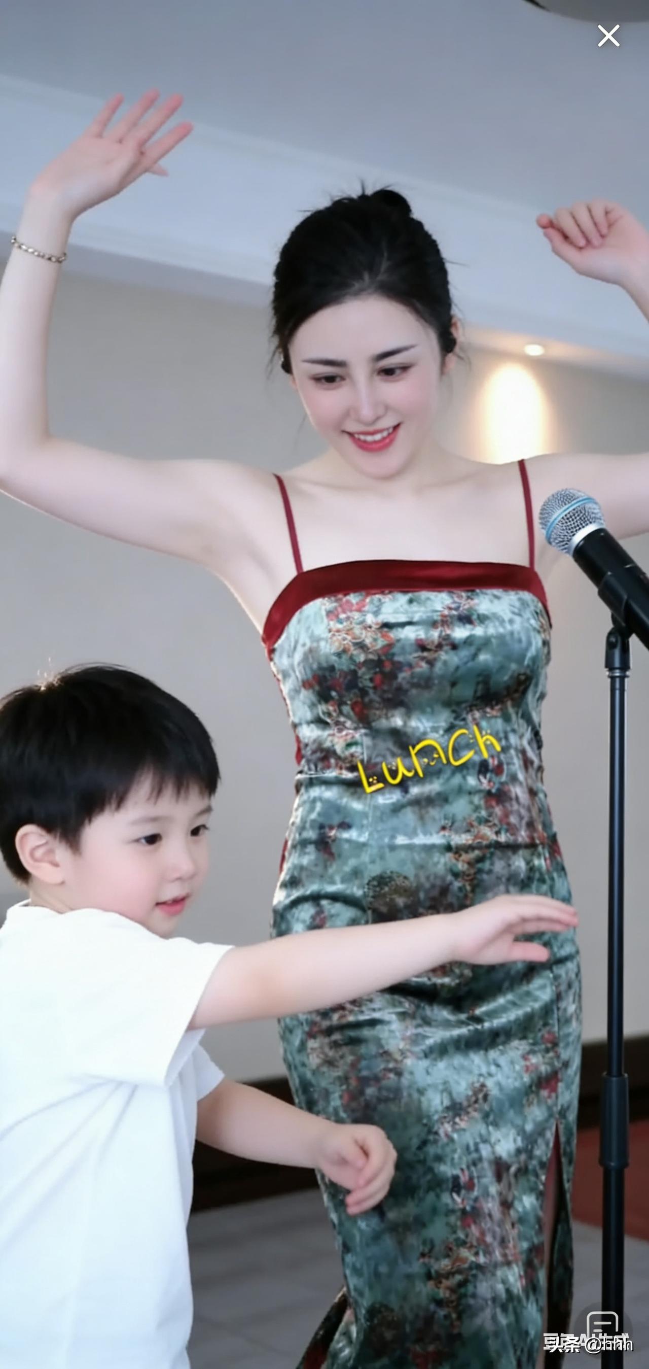 萌娃与妈妈一起欢乐互动，温馨瞬间定格！👩‍👧‍👦🎤