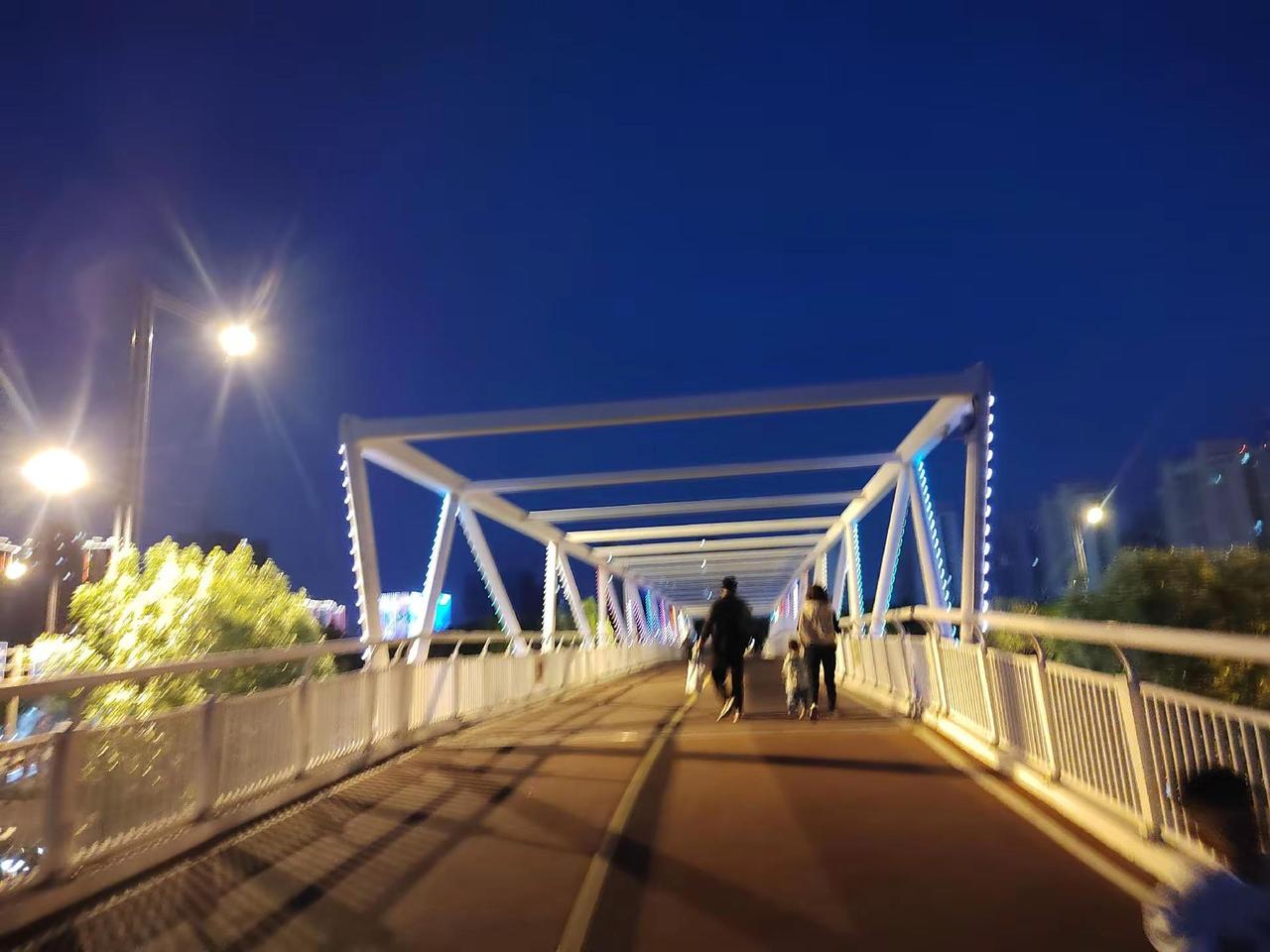 终会慢慢醒悟，人生本就是一场无人同行的单人修行。《百年孤独》里说：人生的本质，