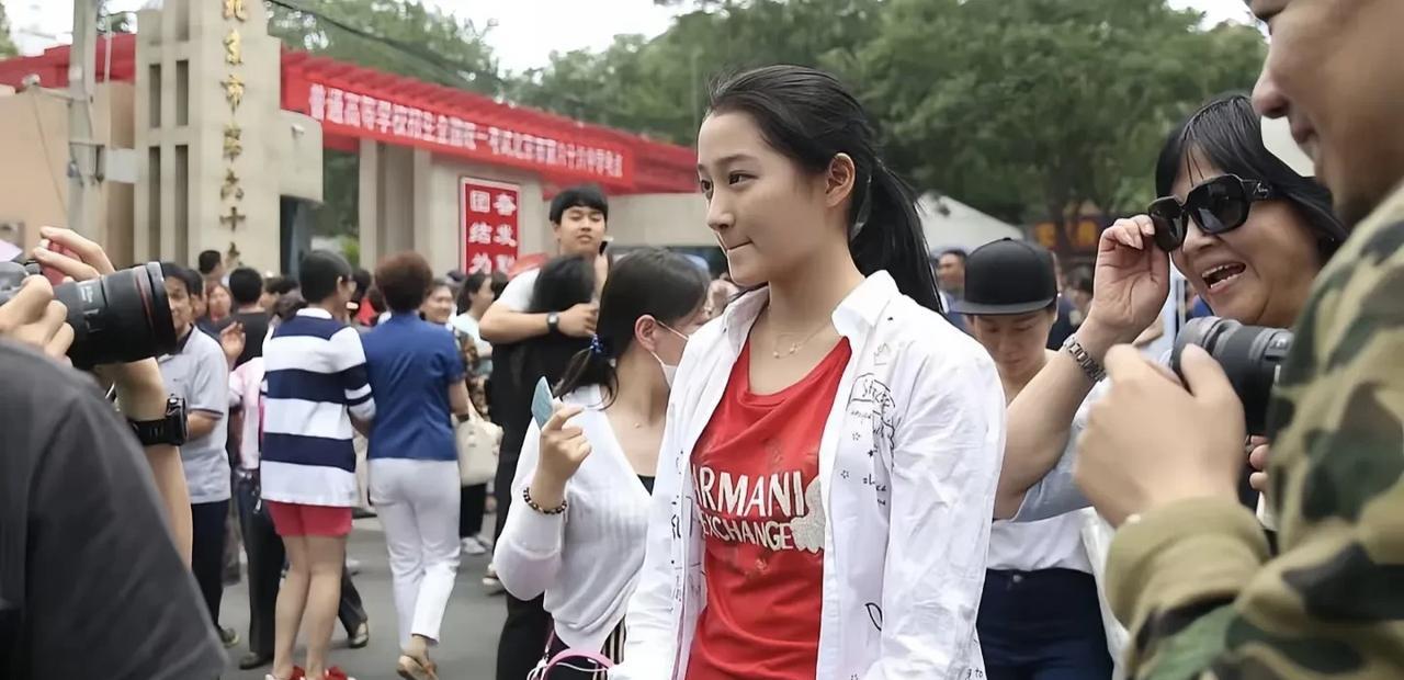 关晓彤一直都是一个很真实的小女孩，她的性格也是大方爽朗，毫不做作。记得她小时候