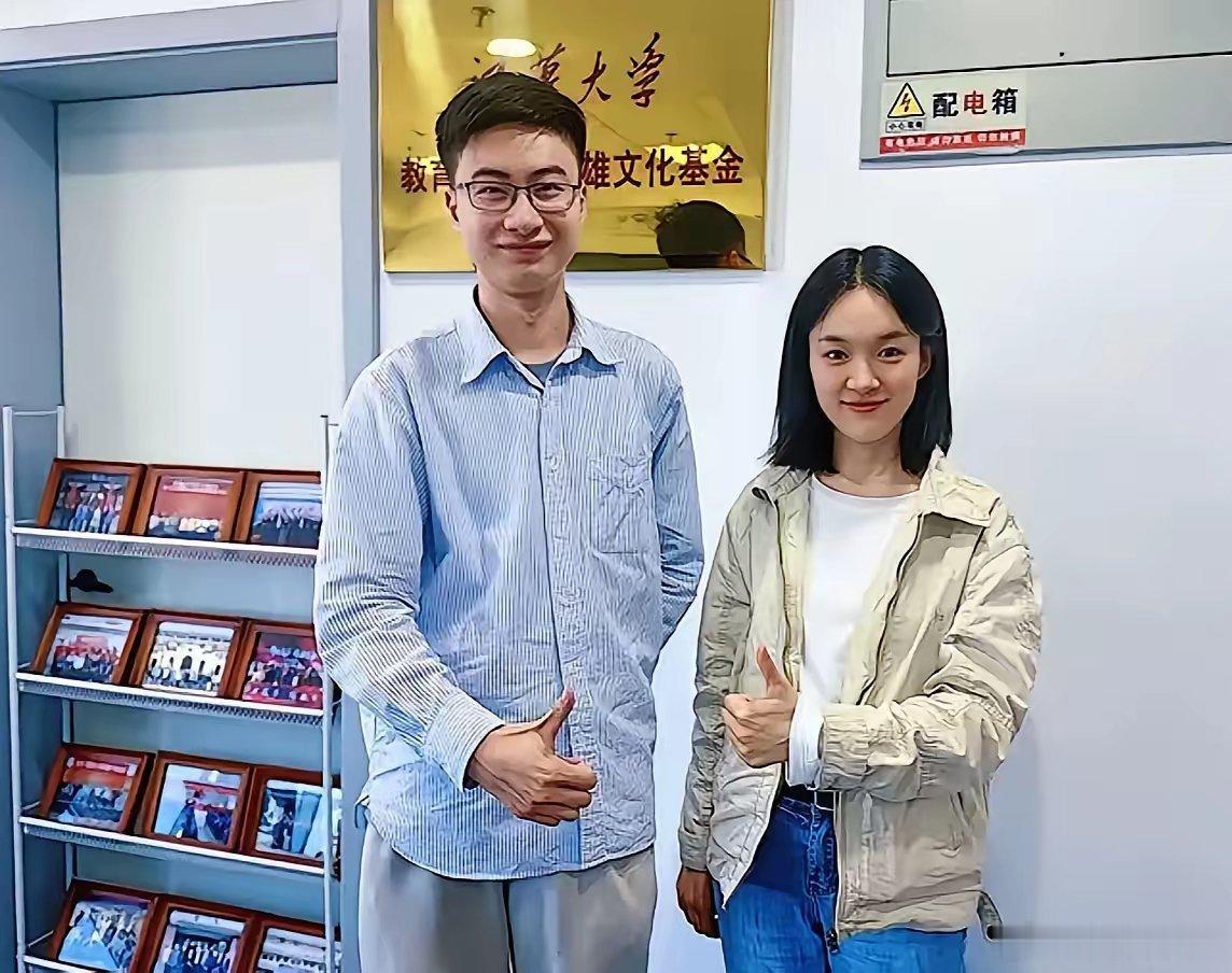 庞众望真的好避嫌，跟清华大学的女同学合影，靠近女同学的手，竟然伸到背后，不接触女