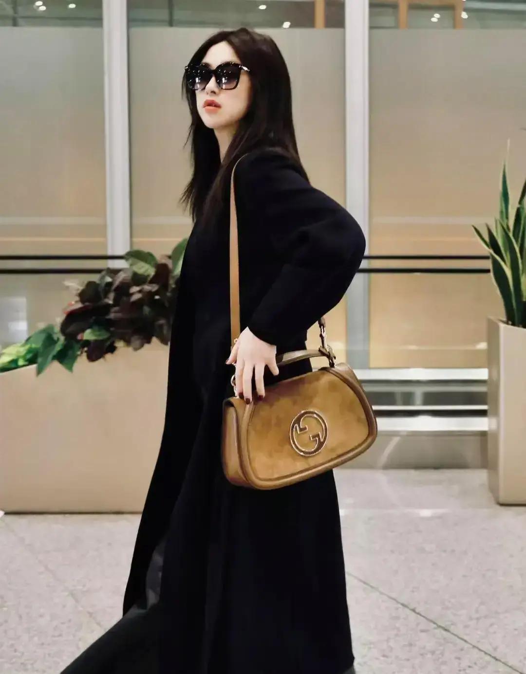 黑色是职场安全牌？你可能一开始就输了。昨晚盛典，朱珠一件黑色皮质大衣，绷紧了