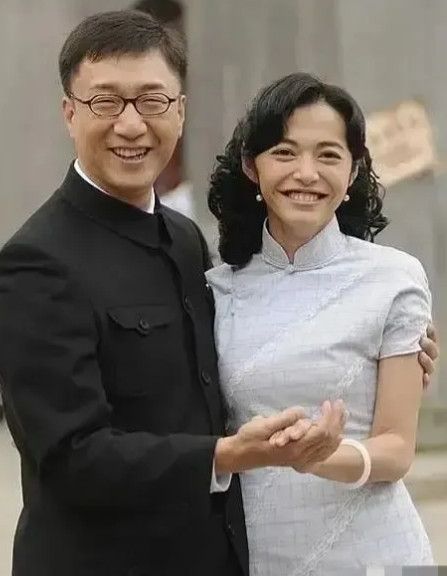 2008年，《潜伏》开机前几天，导演姜伟忽然接到凌潇肃的电话：“对不起，那个情报