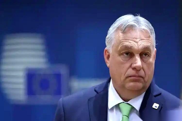 全世界都以为人家要挂了，结果人家在ICU里，不但拔了管子，还顺手做了几百个引体向