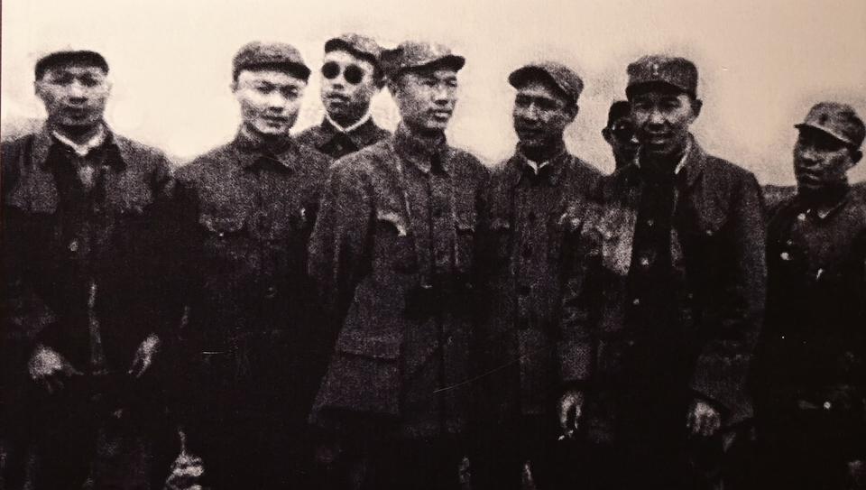 解放战争时期，东北民主联军将军们的合影。简单介绍一下各位将军的故事。罗舜初（左