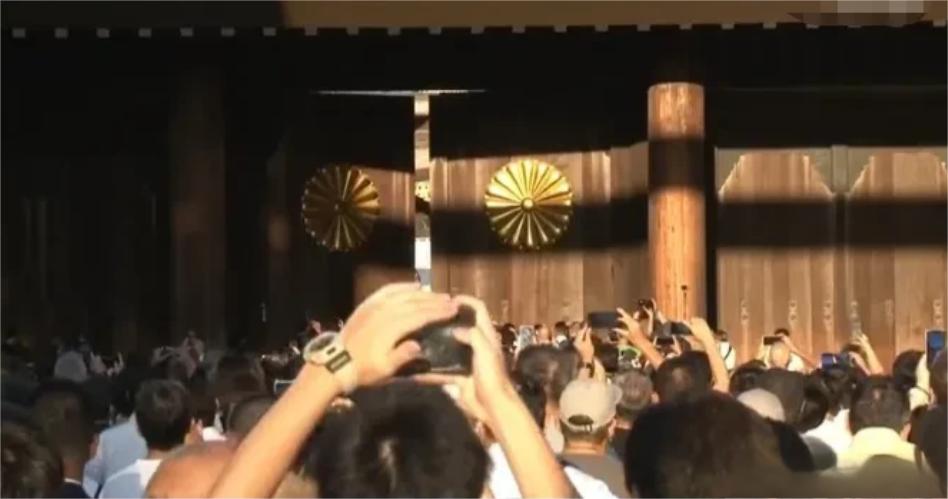 日本投降80周年纪念日，“靖国神社”一大早就挤满了日本人，世界都在纪念战争的结束