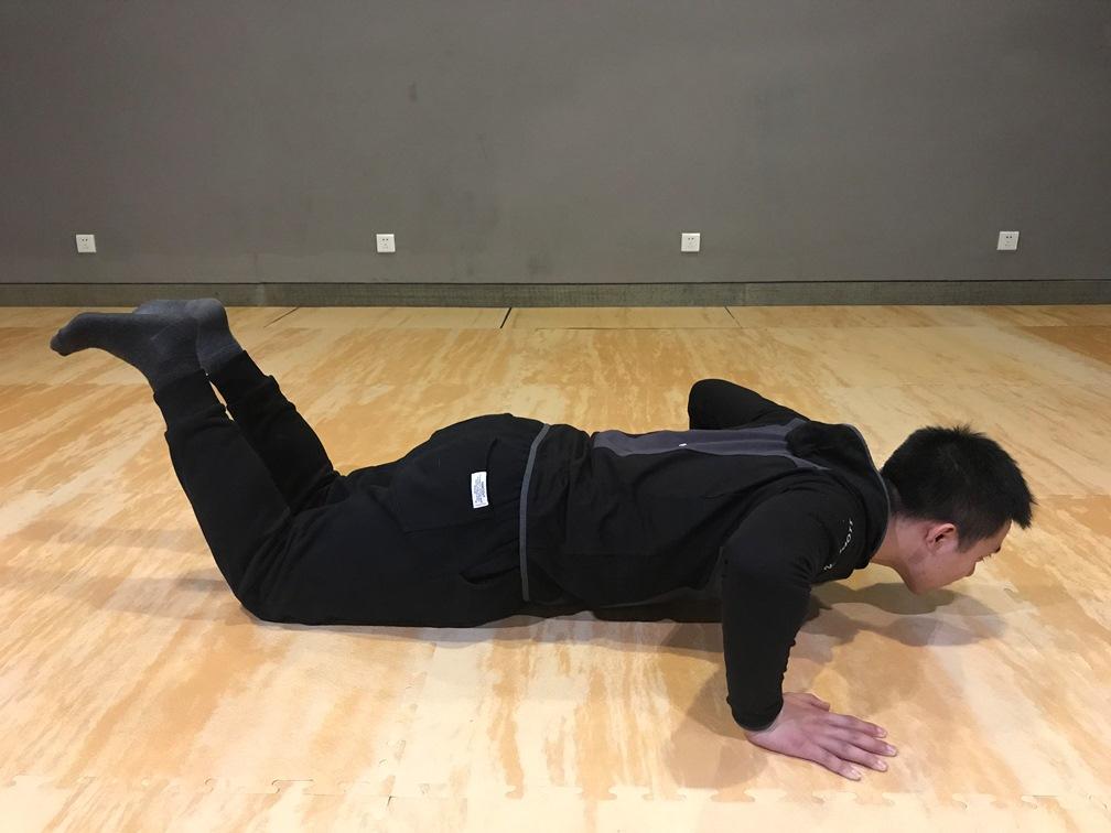 资深健友,可以直接练习标准俯卧撑动作.