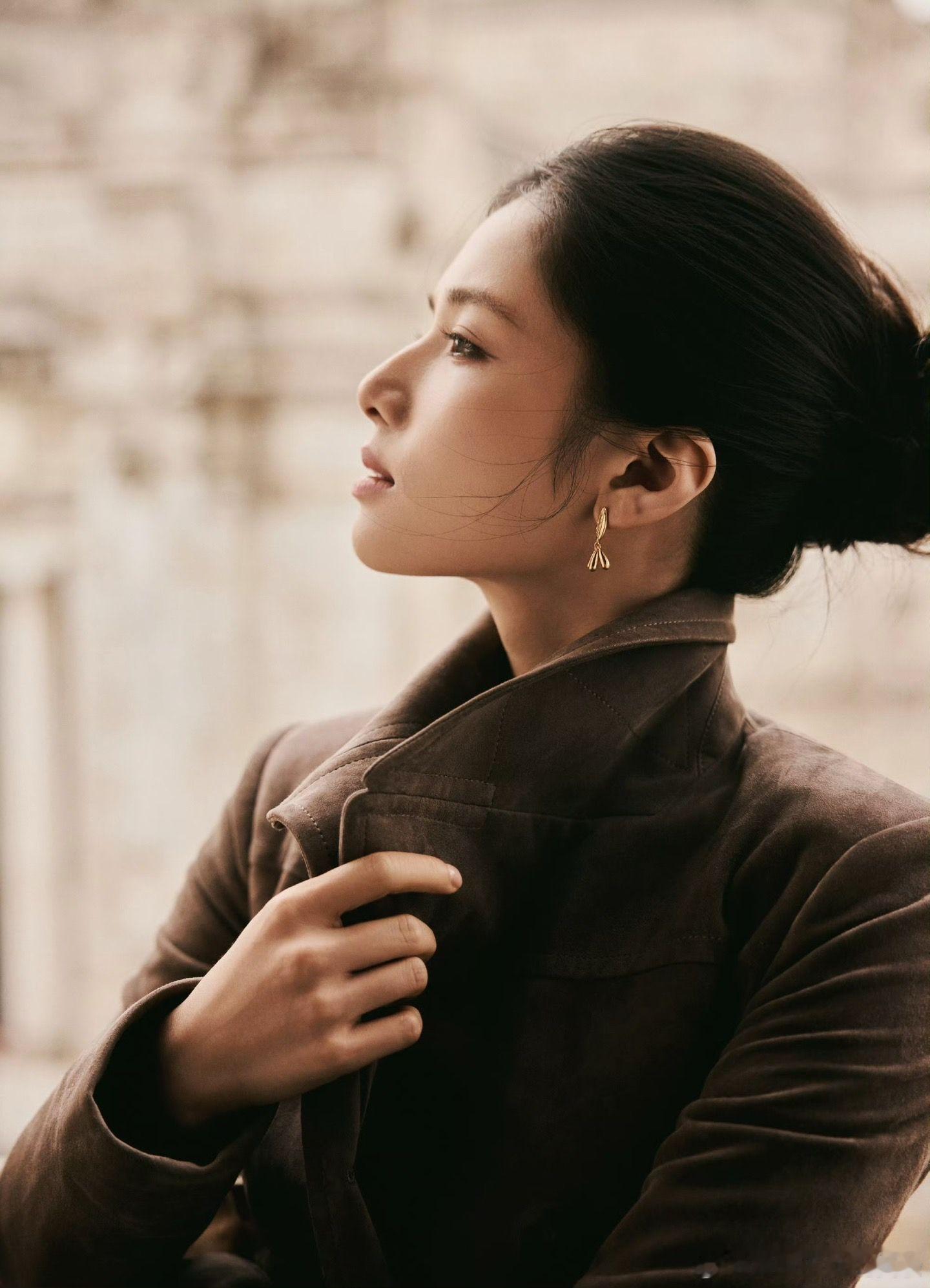 张婧仪骨相藏温润，气场见从容，张婧仪的大气是刻在风骨里的舒展与力量。