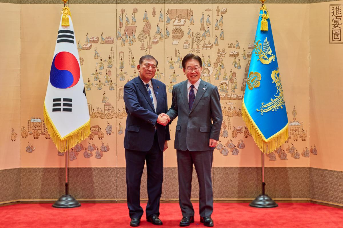 高市早苗现在很尴尬，因为韩国的李在明绕过她这个现任的日本首相，公开接待了已经卸任