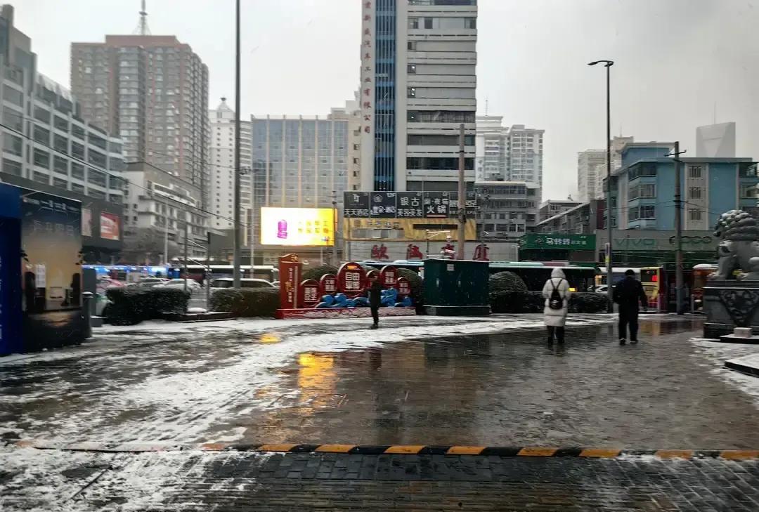 西关十字那个“尕老汉煮冬果”雕像突然没了，底座空着，连个纸条都没贴。我上周路过