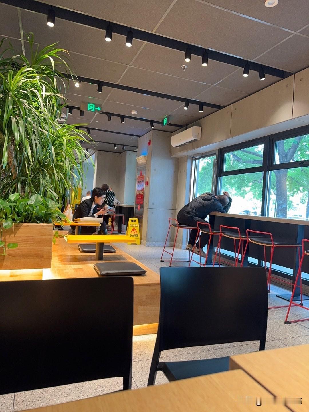 早餐吃的麦当劳。这个时间段是上午十点。早上出门早，没有吃早饭。小孩说：我饿了