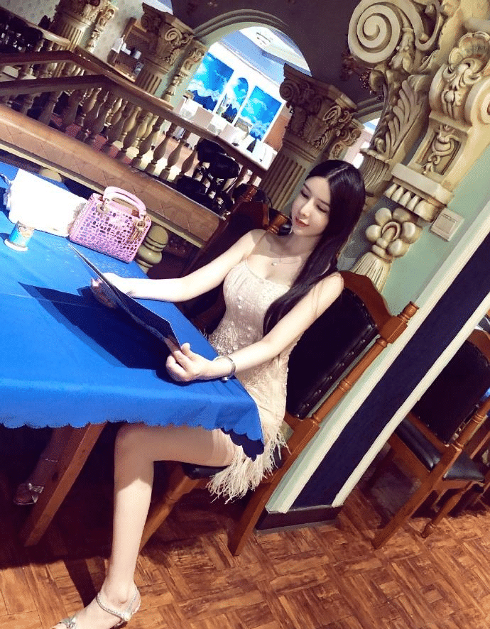 街拍: 蕾丝吊带背心白色丝袜, 凸显美女傲人身姿!