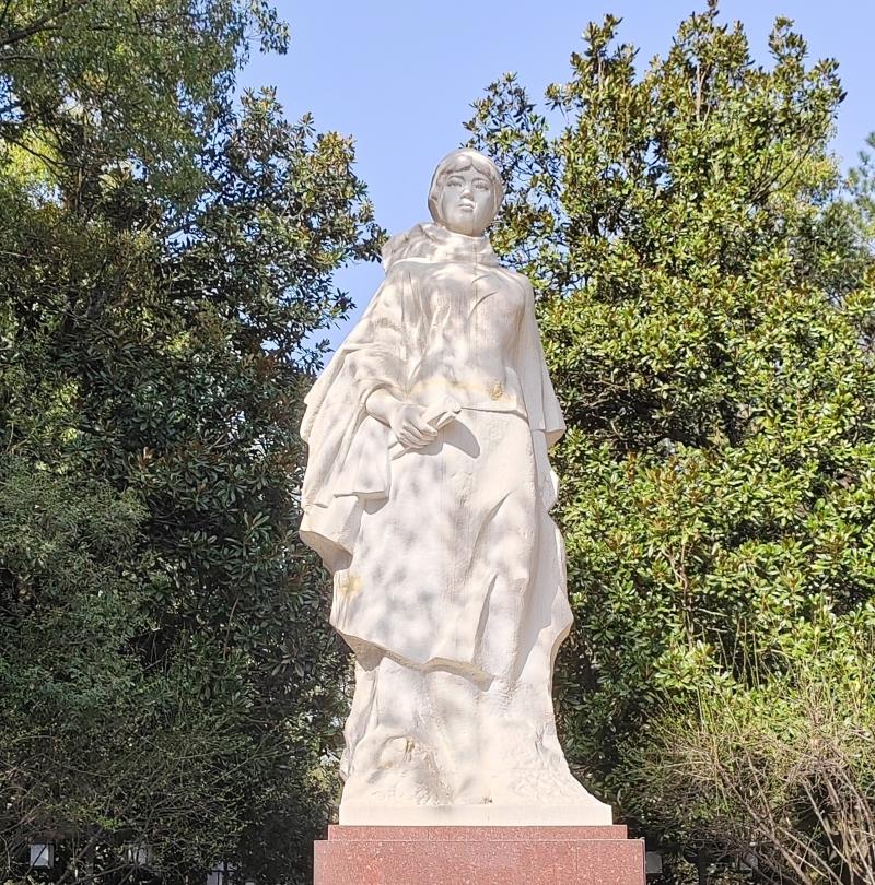 杨开慧雕像缺石料，那块石头竟是毛主席像剩下的“伴侣石”1989年，为纪念杨开慧