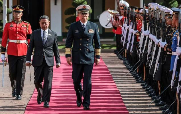 泰国高规格接待中国，当地时间7月24日，中国国防部长董军应邀出访泰国，泰国为董军