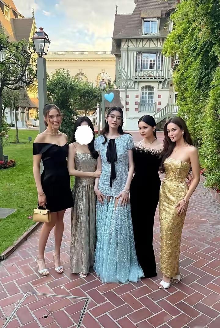外国人好像也不是那么有优势。按照以往经验，和外国人合照，中国人从来不占优势，