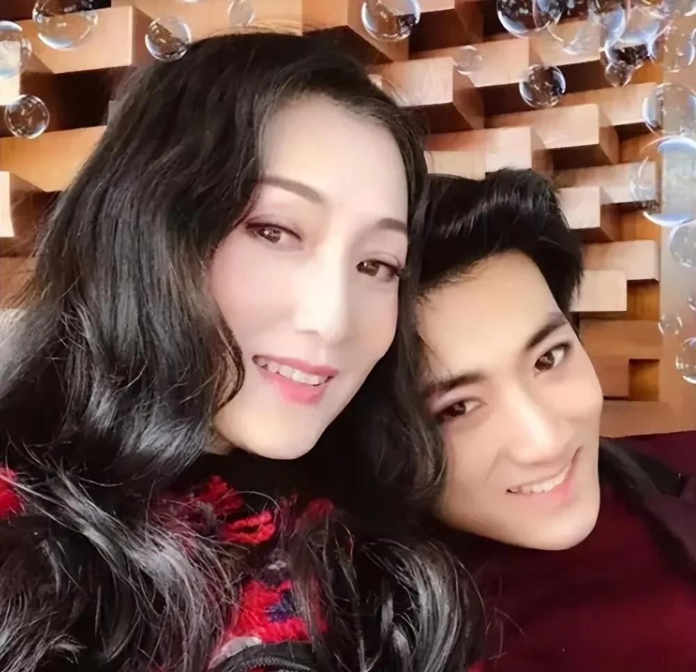 六十岁林芳兵活成诗！住京城别墅，儿子音乐天赋爆棚，丈夫疼爱如初恋。这姐姐太绝