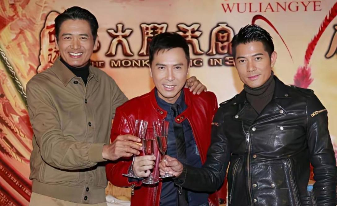 镜头中的周润发疏眉朗目，笑意粲然，玉树临风；C位的甄子丹目光沉和，雄浑沉健，一件