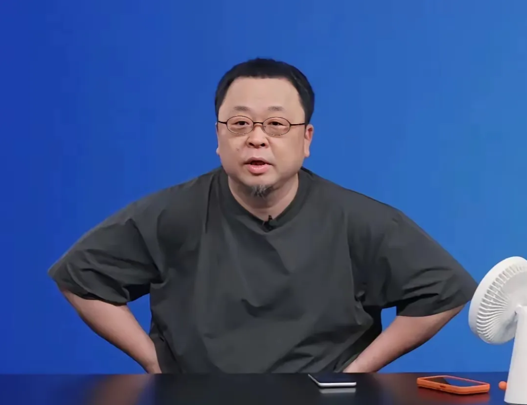 注意看！罗永浩从香港返回上海了，下飞机之后，他第一时间去吃了湖南小炒菜，高度评