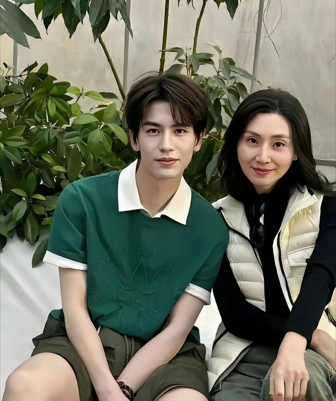 张凌赫的俊朗面容纯属天生，从未经过任何整容或医美调整，这完全得益于他遗传了母亲优