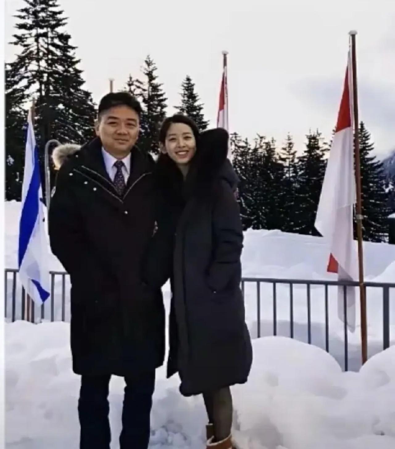 章泽天嫁给刘强东，绝不是因为爱情。她的人生始于一场又一场的精心策划，刘强东也