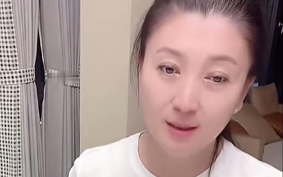 同样的二人转演员，有人靠炒作绯闻维持热度，有人却能从农村土台子一路走进春晚。看