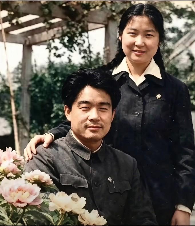 李敏与孔令华牡丹旁留影，这张老照片定格了李敏与丈夫孔令华温馨的一幕，孔令华端坐于