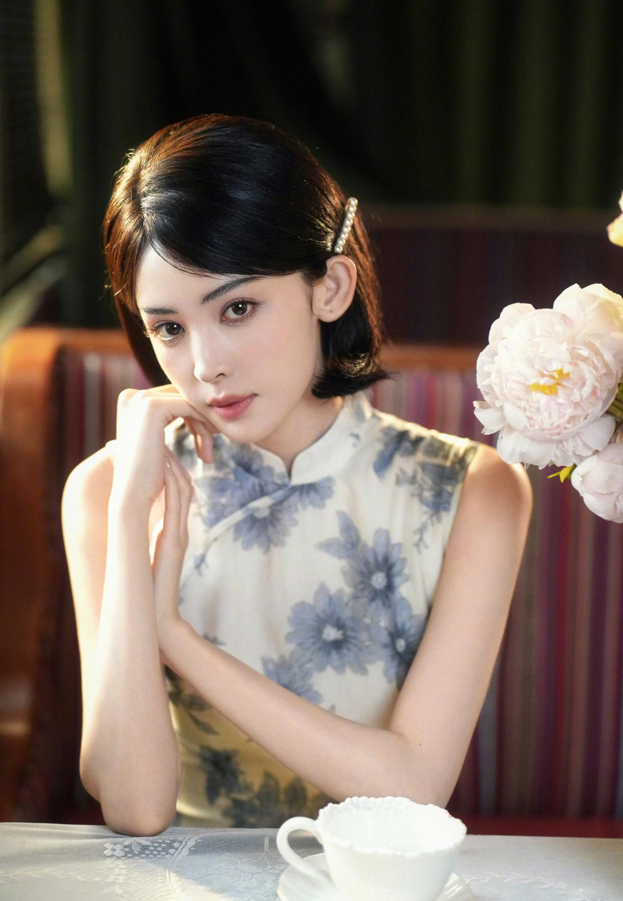 古力娜扎旧时光美人！复古盘发配青花瓷纹样旗袍，温婉又雅致
