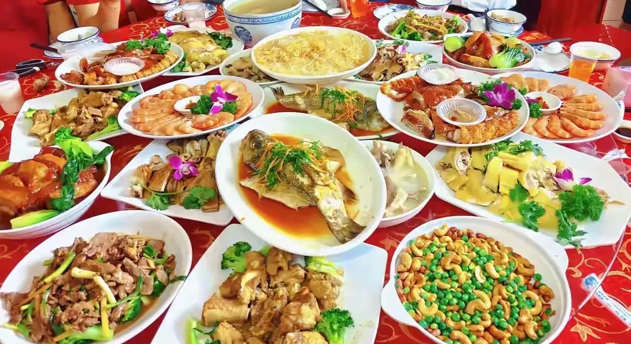 网友发的粤西菜肴人间美味菜色有红有绿，可谓色香味俱佳，不要说吃了，你就是看着