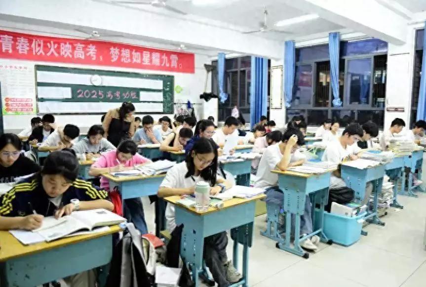 今年高考出现五大反常现象，挺让人意外的。首先是高考人数意外下降，从2016年到2