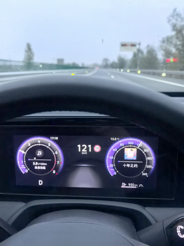高速油耗表现回老家450公里，往返在1000公里左右，表显示5.8油耗，表现出