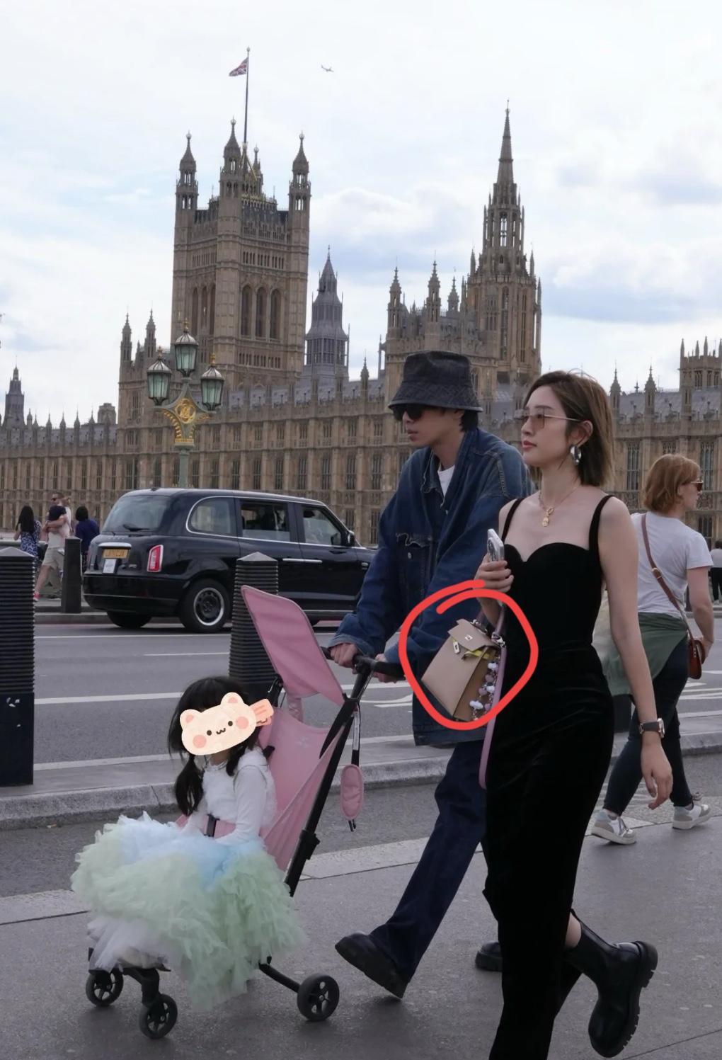 张若昀和唐艺昕一家出游。好爸爸人设不倒，张若昀出门永远在带孩子，老婆负责漂亮就行