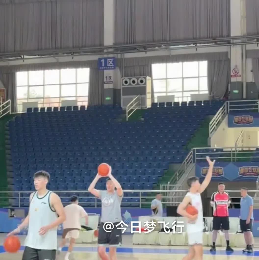 广东VS青岛今日下午开打，上午两队在巴音体育馆同场赛前训练！CBA夏季联