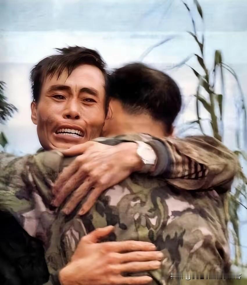老山前线的无声胜利：连长抱战友痛哭，这泪水里藏着最烈的忠诚1985年，老山
