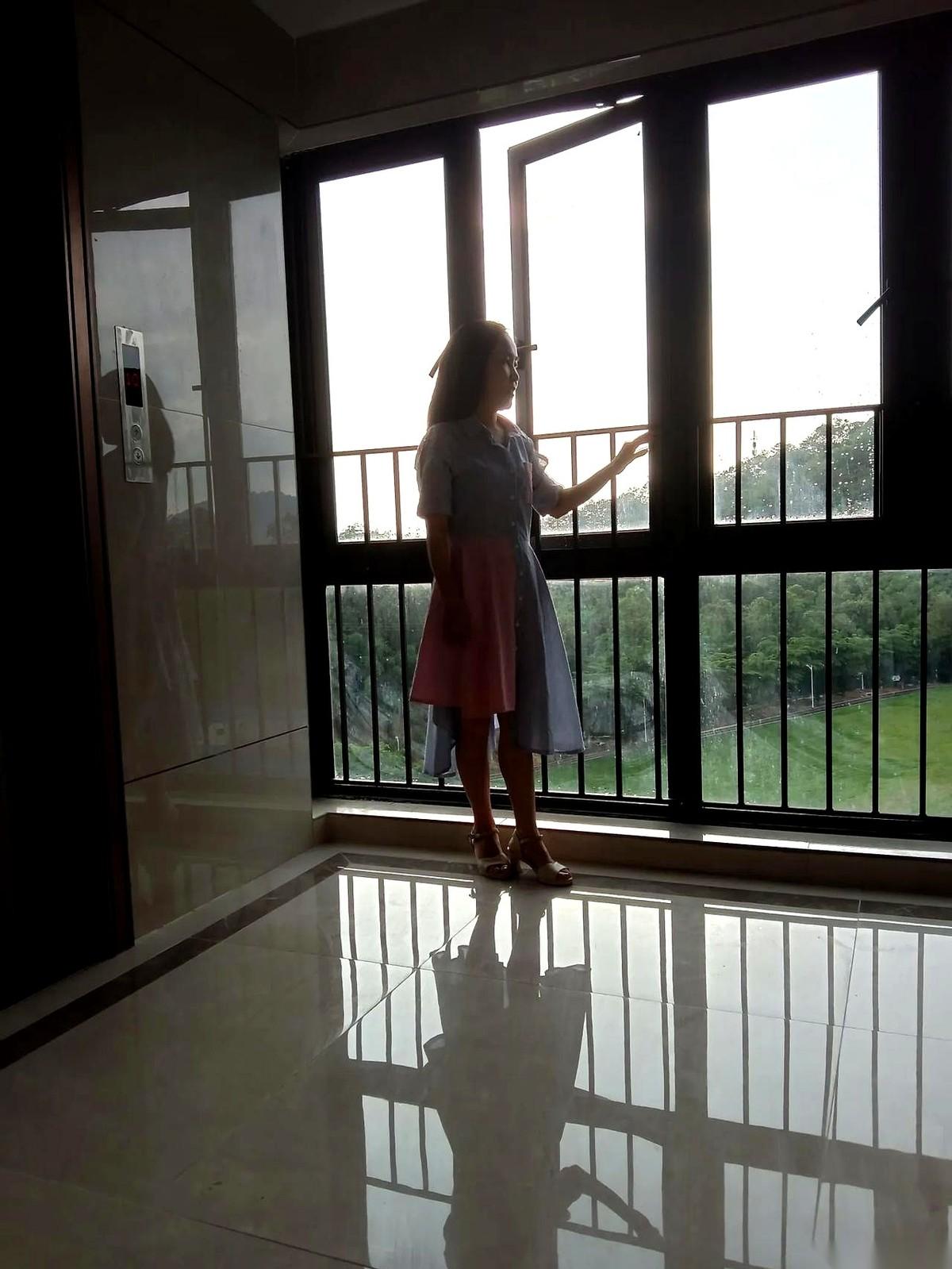 在快递驿站，被一个00后小姑娘一句话给问懵了。她一边扫码，一边抬起头特认真地看