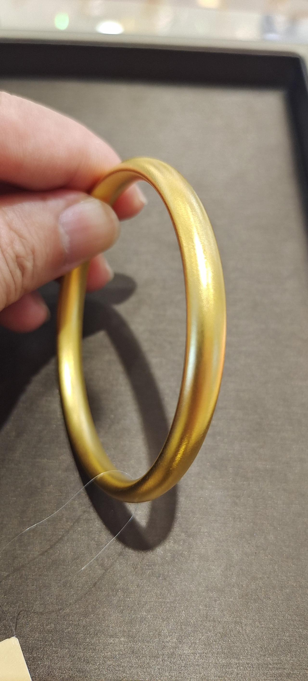 近几日金价失控，最重要的一点不是金价涨到一千多了，而是金店没人买成品了。成品金