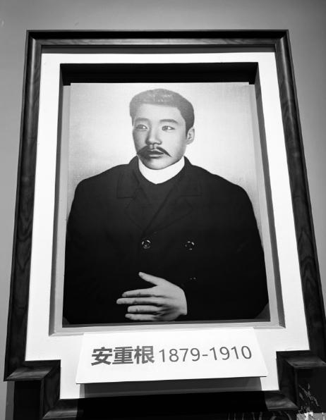 1909年10月26日，韩国义士安重根在哈尔滨火车站，趁日本前首相伊藤