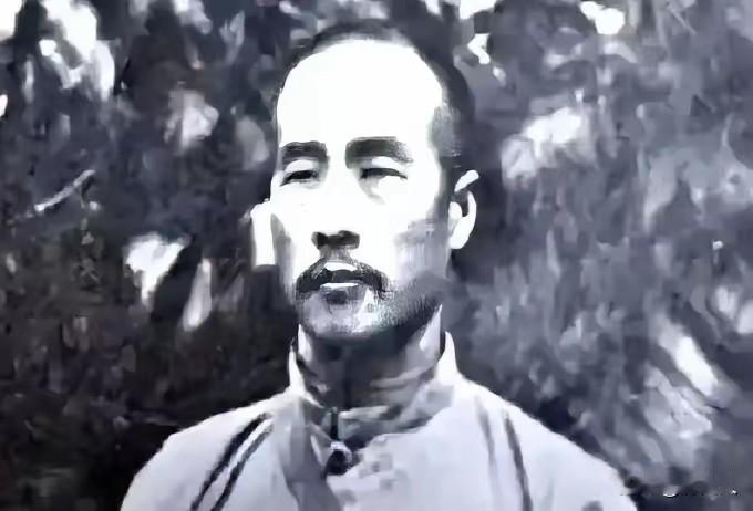 韩复渠被蒋介石枪决后，郑洞国奉命去抄家。本以为会撞见哭天喊地的场面，可推开大门，