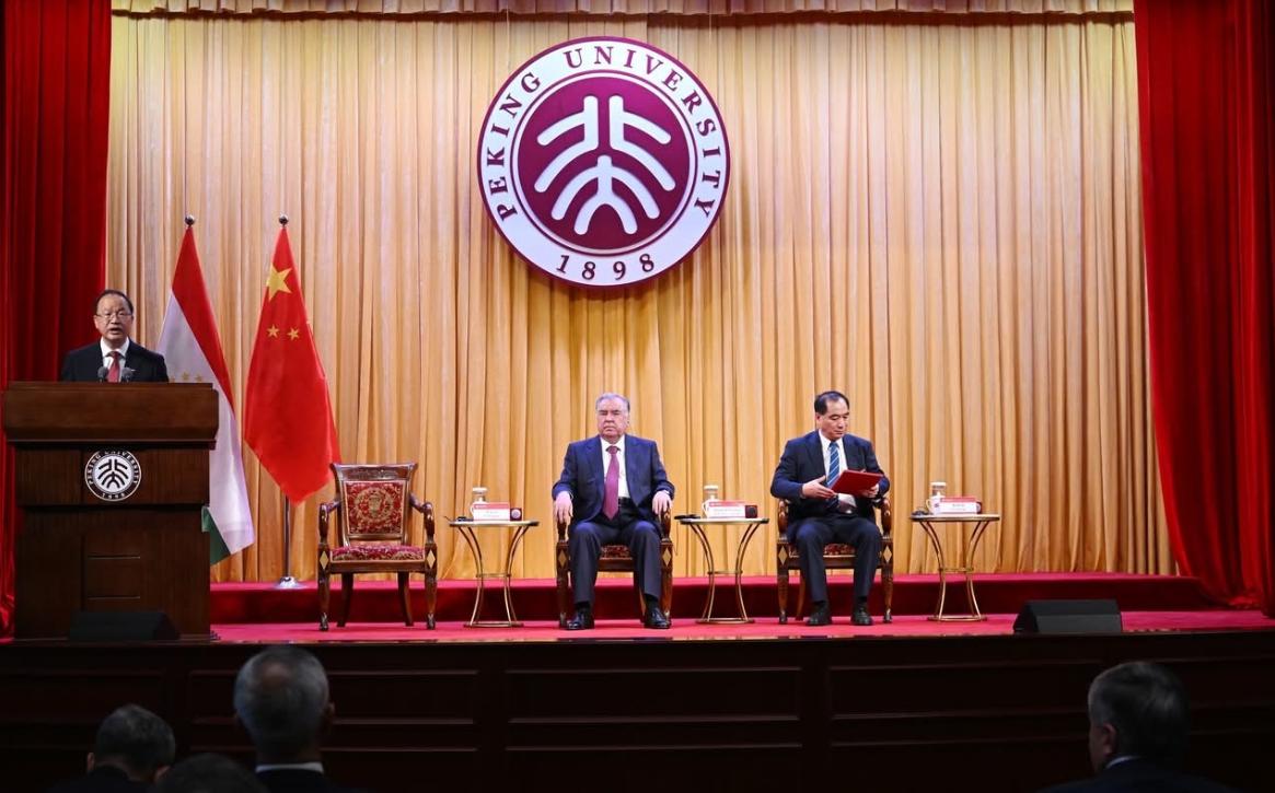塔吉克斯坦总统拉赫蒙在北京第二天访问北京大学！5月12日下午，北京大学迎来了一位