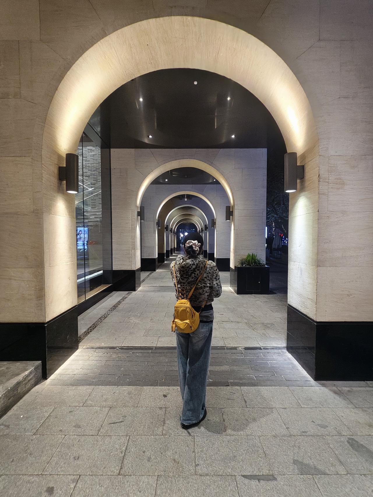 杭州的冬天太养眼了，金灿灿的银杏树如同聚宝盆，金黄色的银杏树叶飘飘洒洒如同天上掉