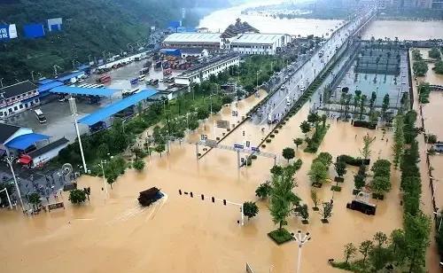 去年平江，今年榕江，湘贵这两座县级城市在两年内先后遭遇百年特大洪灾，均是全城被淹