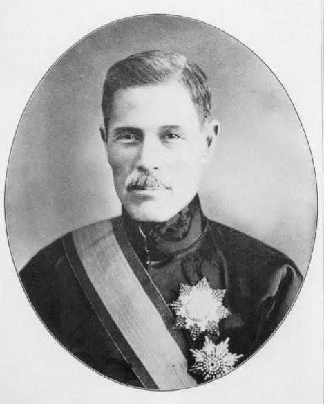 1881年，一女子嫁给了香港首富，却10年都没能生下子嗣，无奈之下，她劝说表妹进