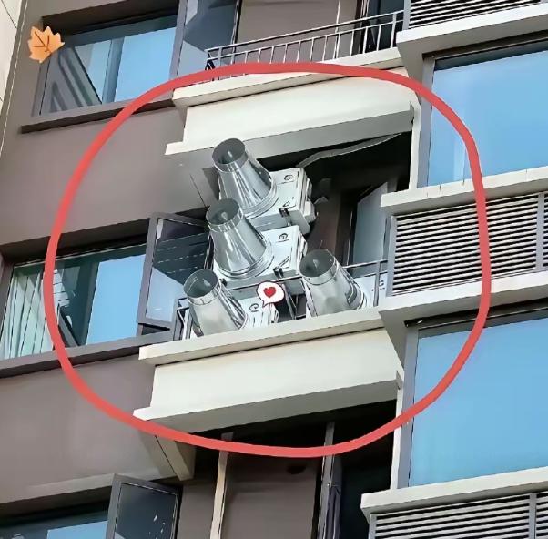 “震惊！”安徽，一男子出差回家，感到家里闷热，连忙推开窗户，突然，看见对面住户的