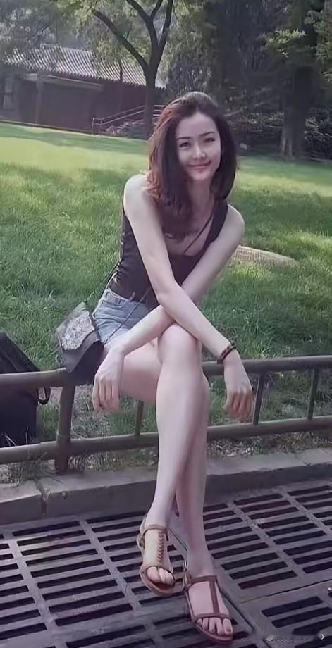 按正常标准，此女太瘦。俗话说:美女太瘦不性感美女太胖不好看。