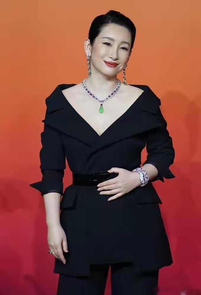 秦海璐，每月给婆婆转一笔“五位数”生活费，坚持了11年。转账时，她总要加一句：