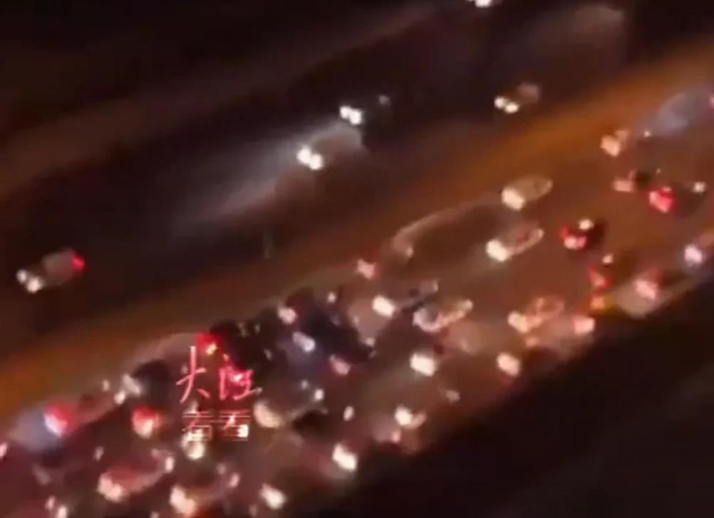 伊朗以色列这波互轰直接炸出"双向逃亡潮"！德黑兰街头空得能跑马，30%居民连夜